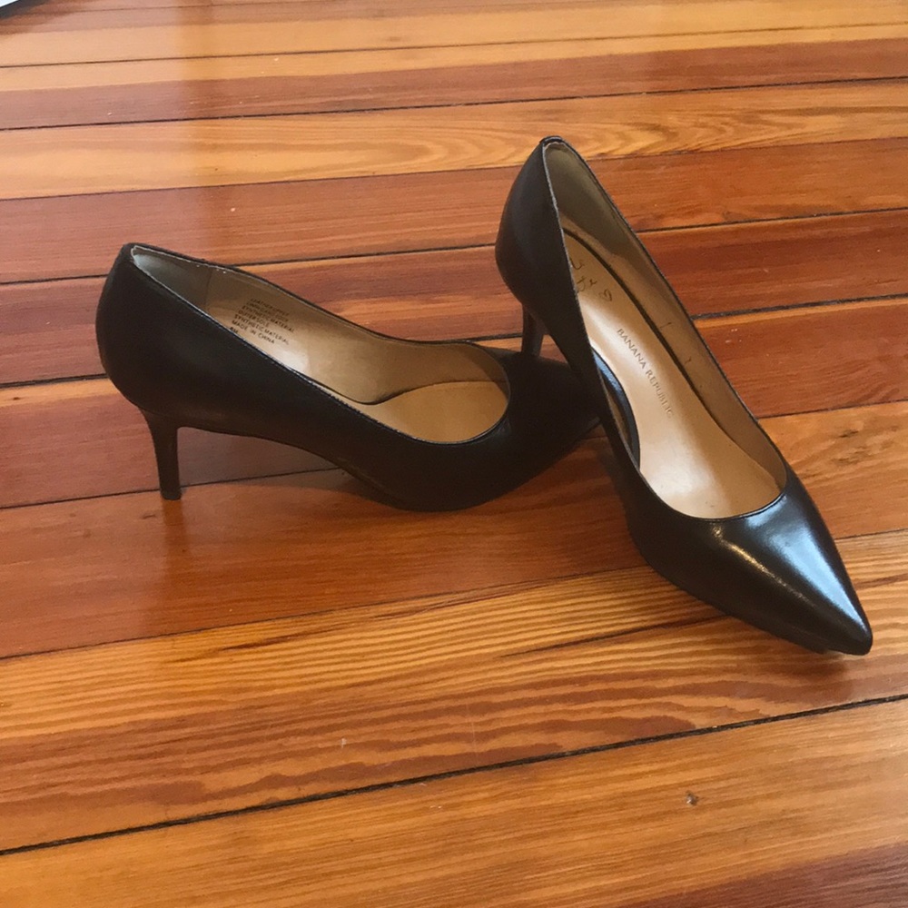Banana Republic Pumps - Size 8 Black Leather